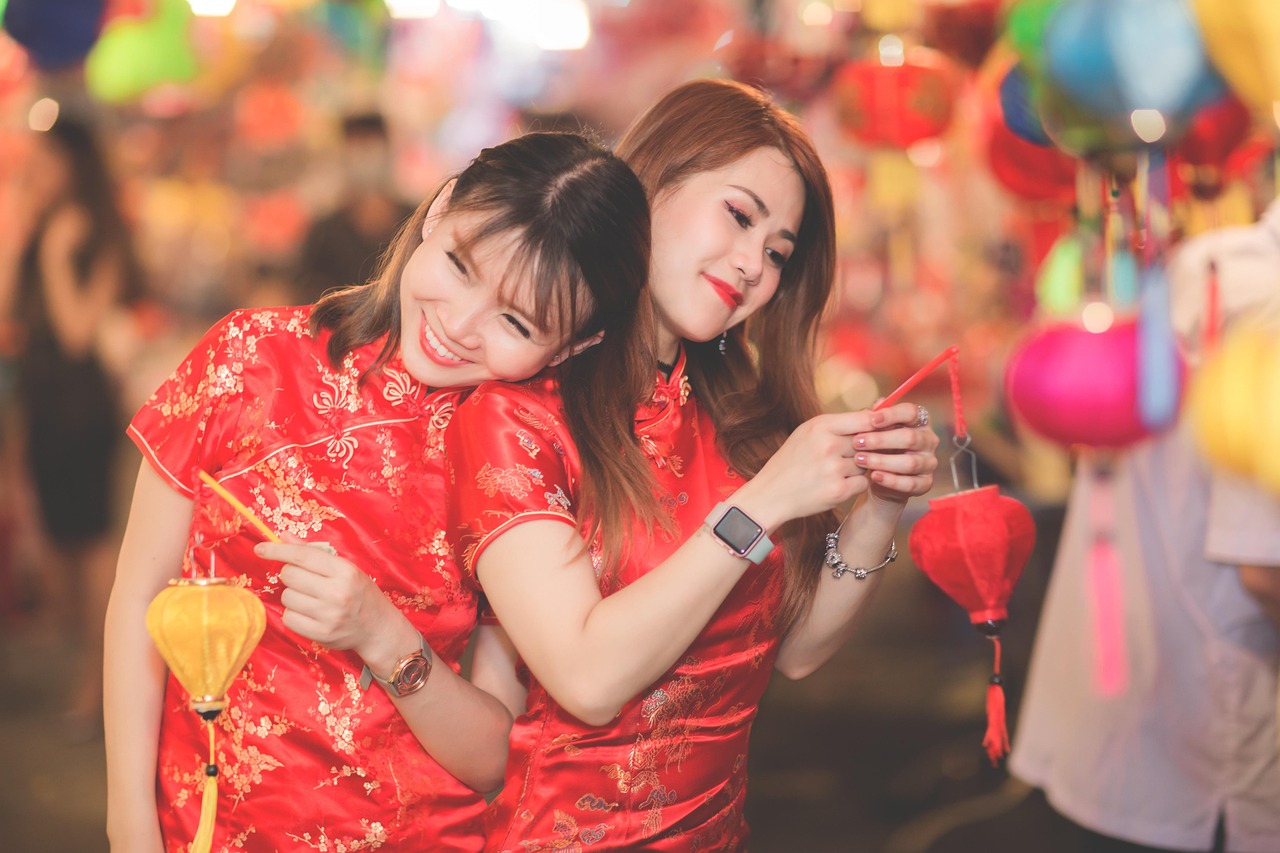 最新美女搞笑片段大放送，笑到肚子疼，歡樂無限！